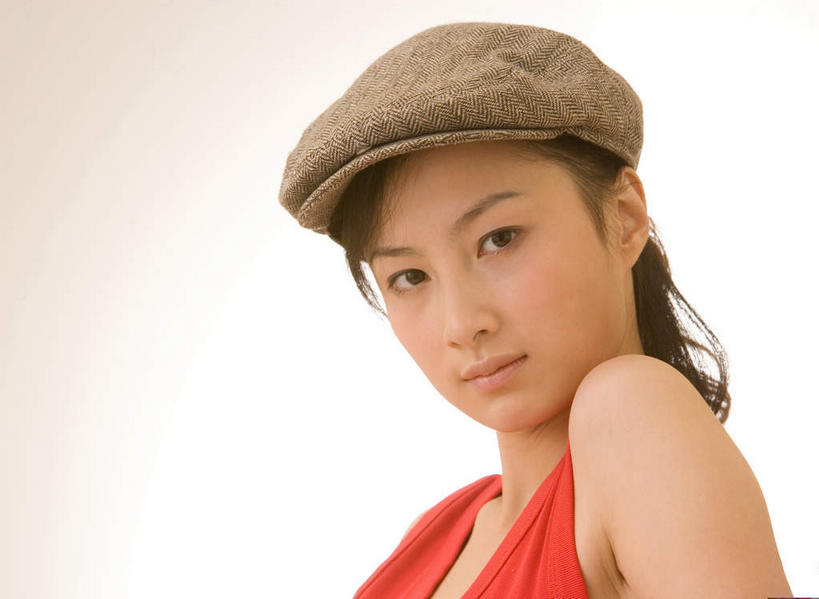 东方人,一个人,横图,室内,特写,白天,白色背景,正面,帽子,亚洲,仅一个年轻女性,仅一个女性,仅一个人,服装,扭头,注视,休闲装,黄种人,衣服,红色,灰色,观察,看,转头,休闲,休闲服,服饰,观看,察看,关注,贝雷帽,一顶,年轻女性,女人,女性,亚洲人,半身,彩图