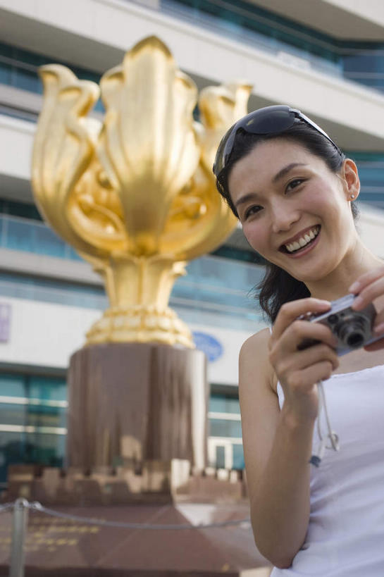 东方人,一个人,站,笑,微笑,露齿笑,竖图,室外,白天,仰视,度假,美景,城市风光,城市,相机,雕塑,亚洲,仅一个年轻女性,仅一个女性,仅一个人,握,艺术,装饰,雕刻,雕像,景观,拿,拿着,注视,黄种人,娱乐,拍照,黄色,数码相机,工艺品,观察,看,站着,享受,休闲,景色,放松,握着,摄影,观看,纪念,美术,察看,关注,主题,陈列,一部,功能,美学,年轻女性,女人,女性,亚洲人,照相机,站立,半身,彩图,低角度拍摄,照相