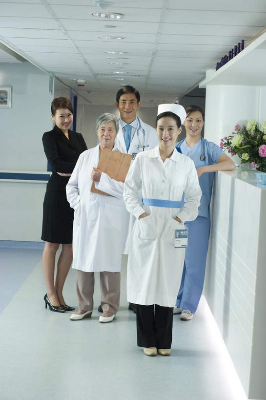 东方人,医生,护士,医院,站,双手交叉,竖图,室内,白天,正面,帽子,亚洲,五个人,盛开,走道,走廊,过道,许多人,花蕾,注视,黄种人,运动帽,花,花瓣,花朵,鲜花,一个,听诊器,花苞,花蕊,观察,看,站着,一群人,一束,医护人员,医疗人员,鸭舌帽,单个,观看,察看,医疗设备,双手抱胸,护士帽,白衣天使,白大褂,关注,记录板,记事板,医疗机构,双手抄兜,双手放兜,一顶,老年男性,男人,男性,女人,女性,中年男性,中年女性,亚洲人,大夫,插兜,两手抄兜,两手放兜,手插兜,手放口袋,站立,彩图,全身,病院,诊所,手抄兜