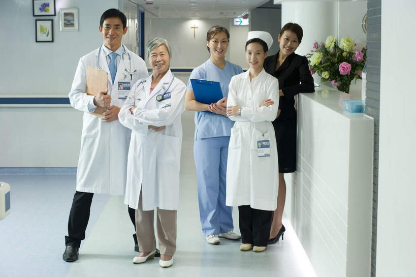 东方人,伙伴,朋友,医生,护士,医院,站,笑,双手交叉,微笑,露齿笑,横图,室内,白天,正面,友谊,合作,团队,亚洲,阴影,盛开,光线,影子,灯光,许多人,花蕾,黄种人,花,花瓣,花朵,鲜花,花苞,花蕊,站着,一群人,医护人员,医疗人员,战略,双手抱胸,白衣天使,医疗机构,联合,合谋,配合,协作,男人,男性,年轻男性,年轻女性,女人,女性,亚洲人,大夫,站立,彩图,全身,病院,诊所