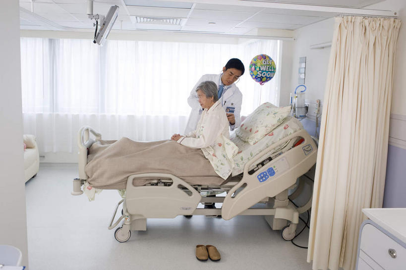 东方人,老年人,两个人,家庭,夫妻,横图,室内,白天,正面,爱情,窗户,窗帘,亚洲,阴影,装饰,光线,影子,塑料,浪漫,黄种人,玻璃窗,帘子,病床,气球,塑料制品,温暖,温馨,一家人,遮阳,橡胶,恩爱,恋人,华丽,修饰,点缀,和睦,橡胶制品,衬托,美观,雅致,雅观,老年男性,老年女性,男人,男性,女人,女性,亚洲人,夫妇,情侣,彩图,全身,伴侣,融洽