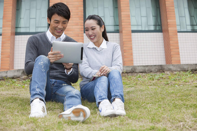 东方人,两个人,伙伴,朋友,学生,学校,教学楼,坐,笑,微笑,露齿笑,横图,室外,白天,正面,友谊,电脑,笔记本电脑,草地,草坪,植物,亚洲,握,服装,裤子,网络,拿,拿着,注视,牛仔裤,休闲装,黄种人,通讯设备,校园,草,衣服,绿色,观察,看,休闲,教室,同学,休闲服,握着,服饰,观看,一台,察看,无线,校友,关注,通信设备,无线网络,无线上网,便携式电脑,平板电脑,同窗,学友,友情,手提电脑,男人,男性,年轻男性,年轻女性,女人,女性,亚洲人,大学生,坐着,彩图,全身,教学大楼