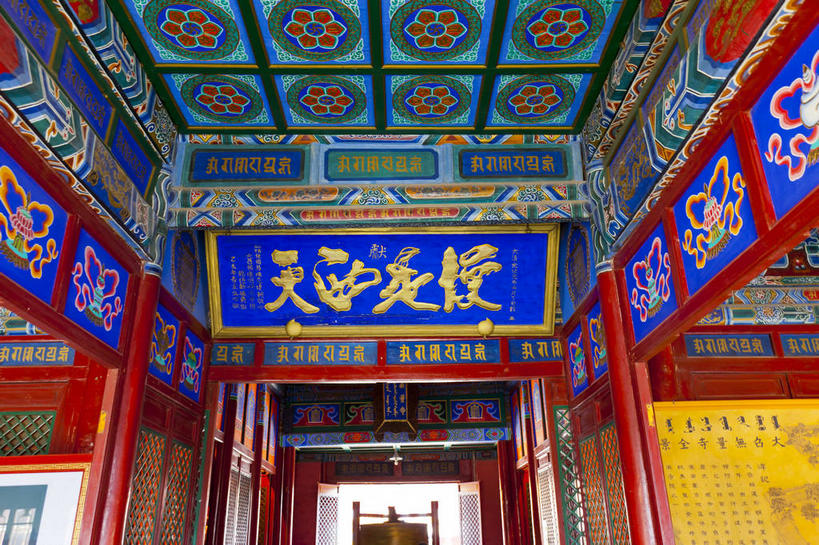 无人,寺庙,横图,室内,白天,正面,旅游,度假,绘画,名胜古迹,门,标志建筑,地标,建筑,雕塑,中国,亚洲,吊挂,悬挂,节日,遗迹,艺术,装饰,标志,雕刻,牌匾,文字,字符,墙,挂,古迹,文化,文物,娱乐,标识,建设,古建筑,壁画,墙壁,墙面,工艺品,门框,庙宇,祈祷,享受,休闲,健康,汉字,旅游胜地,放松,蒙,许愿,宗教,佛教,信仰,纪念,华丽,修饰,祈求,美术,点缀,中文,主题,陈列,古文明,东亚,内蒙古,呼和浩特,首府,中华人民共和国,华北地区,功能,美学,衬托,美观,雅致,雅观,国文,华文,内蒙古自治区,呼和浩特市,释教,玉泉区,平安,画画,彩图,庙,寺,大召寺