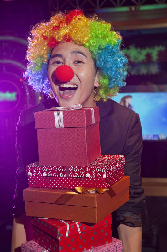 东方人,一个人,小丑,站,捧,笑,微笑,露齿笑,竖图,室内,夜晚,正面,衬衫,礼盒,礼物,亚洲,仅一个男性,仅一个人,一排,许多,阴影,整齐,光线,假发,丝绸,丝带,影子,纸盒,墙,灯光,缎带,很多,注视,黄种人,墙壁,墙面,绸带,盒子,排列,仅一个年轻男性,包装盒,礼品盒,观察,看,站着,礼品,观看,堆,ktv包厢,包厢,察看,队列,关注,歌厅,包房,小丑鼻,ktv包房,男人,男性,年轻男性,亚洲人,丑角,端,端着,捧着,手捧,站立,半身,彩图,衬衣,卡拉ok