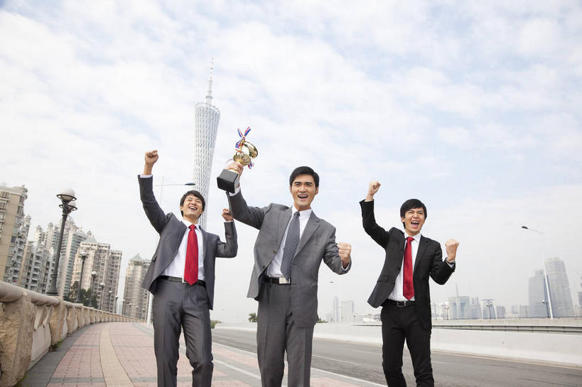 东方人,三个人,同事,商务人士,商务男性,高楼大厦,站,举,笑,大笑,横图,室外,白天,仰视,衬衫,度假,快乐,兴奋,骄傲,成功,胜利,合作,团队,集体,信心,美景,城市风光,标志建筑,城市,大厦,道路,地标,建筑,路,路灯,摩天大楼,公路,照明,广州,中国,亚洲,一排,握,套装,整齐,景观,云,云朵,灯光,领带,交通,拿,云彩,拿着,注视,黄种人,娱乐,建设,队伍,灯,排列,一个,红色,蓝色,白云,蓝天,天空,天,观察,看,托,握拳,站着,张嘴,享受,休闲,金色,景色,放松,光彩,自信,握着,晴朗,单个,观看,照亮,察看,领导,象征,庄重,照明设备,成就,队列,关注,商务装,身份,荣誉,合伙,领袖,奖品,张大嘴巴,工薪阶层,东亚,广东,广东省,中华人民共和国,华南地区,省会,广州市,粤,哈哈大笑,正式,地位,荣耀,广州电视塔,广州塔,广州新电视塔,光荣,男人,男性,年轻男性,亚洲人,白领,上班族,晴空,马路,张开嘴,举起,举手,举着,向上举,向上伸,向上托,站立,半身,彩图,低角度拍摄,衬衣,高兴,欢乐,开心,狂笑,大楼,高层建筑,高楼,摩天楼,奖杯,海珠,海珠区,广州海心塔,海心塔,小蛮腰
