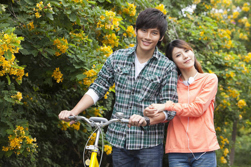 东方人,两个人,家庭,夫妻,学生,学校,教学楼,站,笑,微笑,露齿笑,横图,室外,白天,正面,爱情,树林,植物,自行车,亚洲,一辆,勾,挽,服装,裤子,浪漫,注视,牛仔裤,休闲装,黄种人,校园,车,脚踏车,树,树木,衣服,绿色,自然,交通工具,观察,看,靠,靠着,倚靠,站着,休闲,教室,温暖,温馨,一家人,休闲服,恩爱,搭,勾着,恋人,服饰,生长,成长,观看,和睦,察看,倚着,搭着,关注,载具,挽着,男人,男性,年轻男性,年轻女性,女人,女性,亚洲人,年轻人,夫妇,情侣,大学生,站立,半身,彩图,教学大楼,伴侣,融洽