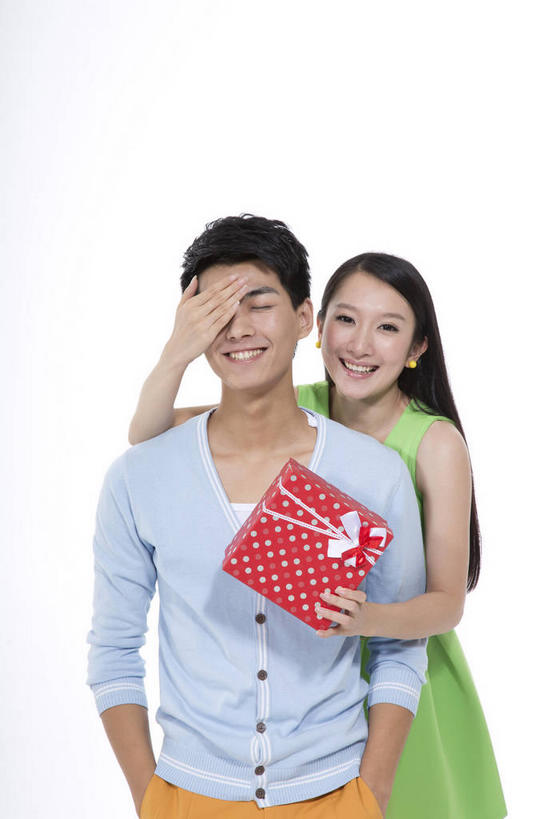 东方人,两个人,家庭,夫妻,站,闭眼,笑,微笑,露齿笑,竖图,室内,白天,白色背景,正面,裙子,爱情,礼盒,礼物,亚洲,握,连衣裙,服装,丝绸,丝带,纸盒,缎带,浪漫,拿,拿着,注视,休闲装,黄种人,绸带,盒子,衣服,包装盒,礼品盒,观察,看,站着,休闲,温暖,温馨,一家人,休闲服,恩爱,握着,遮,遮掩,恋人,摄影,服饰,礼品,影棚,观看,和睦,察看,掩盖,双手插袋,遮挡,关注,摄影棚,手插袋,遮盖,双手抄兜,双手放兜,掩饰,男人,男性,年轻男性,年轻女性,女人,女性,亚洲人,年轻人,夫妇,情侣,闭眼睛,闭着眼,闭着眼睛,插兜,两手抄兜,两手放兜,手插兜,手放口袋,站立,半身,彩图,影棚拍摄,拍摄,伴侣,融洽,手抄兜