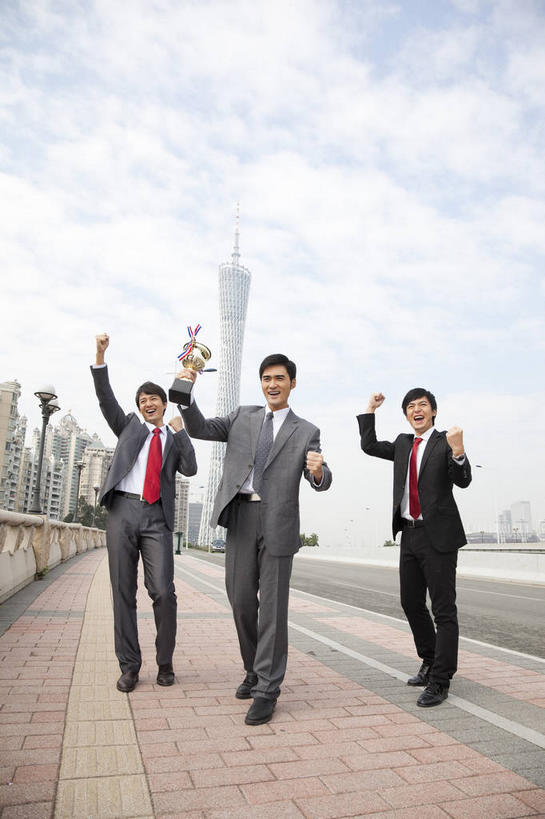 东方人,三个人,同事,商务人士,商务男性,高楼大厦,站,举,笑,微笑,露齿笑,竖图,室外,白天,仰视,衬衫,度假,快乐,兴奋,骄傲,成功,胜利,合作,团队,集体,信心,美景,城市风光,标志建筑,城市,大厦,道路,地标,建筑,路,摩天大楼,公路,广州,中国,亚洲,一排,握,套装,整齐,景观,云,云朵,领带,交通,拿,云彩,拿着,注视,黄种人,娱乐,建设,队伍,排列,红色,蓝色,白云,蓝天,天空,天,观察,看,托,握拳,站着,享受,休闲,景色,放松,光彩,自信,握着,晴朗,观看,察看,领导,象征,庄重,成就,队列,关注,商务装,身份,荣誉,合伙,领袖,奖品,工薪阶层,东亚,广东,广东省,中华人民共和国,华南地区,省会,广州市,粤,正式,地位,荣耀,广州电视塔,广州塔,广州新电视塔,光荣,男人,男性,年轻男性,亚洲人,白领,上班族,晴空,马路,举起,举手,举着,向上举,向上伸,向上托,站立,彩图,低角度拍摄,全身,衬衣,欢乐,开心,大楼,高层建筑,高楼,摩天楼,奖杯,海珠,海珠区,广州海心塔,海心塔,小蛮腰