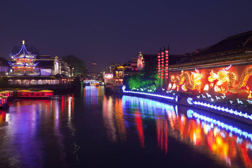 无人,家,横图,彩色,室外,夜晚,正面,旅游,度假,河流,名胜古迹,水,植物,标志建筑,地标,建筑,霓虹灯,南京,中国,亚洲,阴影,波纹,遗迹,光线,影子,房屋,屋子,河水,水流,灯光,七彩,涟漪,古迹,文物,娱乐,光源,建设,古建筑,江苏,楼房,霓虹,住宅,灯,树,树木,蓝色,绿色,倒影,蓝天,水纹,天空,自然,波浪,天,享受,休闲,旅游胜地,放松,生长,成长,秦淮河,倒映,照明设备,古文明,东亚,江苏省,南京市,中华人民共和国,华东地区,苏,省会,水晕,氖灯,反照,石头城,彩图,房子,龙藏浦