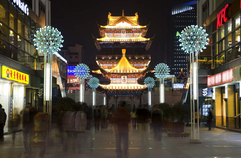 东方人,高楼大厦,商店,走,横图,彩色,室外,夜晚,正面,购物,度假,消费,美景,植物,城市风光,标志建筑,超市,城市,大厦,地标,建筑,摩天大楼,霓虹灯,商场,夜景,中国,亚洲,行人,游客,游人,阴影,服装,朦胧,模糊,光线,影子,景观,灯光,七彩,许多人,休闲装,黄种人,娱乐,光源,建设,江苏,霓虹,路人,旅客,灯,树,树木,衣服,绿色,自然,一群人,享受,休闲,休闲服,景色,放松,金融,百货,服饰,生长,成长,照明设备,选购,贸易,百货公司,东亚,江苏省,中华人民共和国,华东地区,苏,氖灯,血拼,镇江,镇江市,过客,男人,男性,年轻男性,年轻女性,女人,女性,中年男性,中年女性,亚洲人,步行,散步,走路,半身,彩图,大楼,高层建筑,高楼,购物商场,购物中心,摩天楼,商业中心