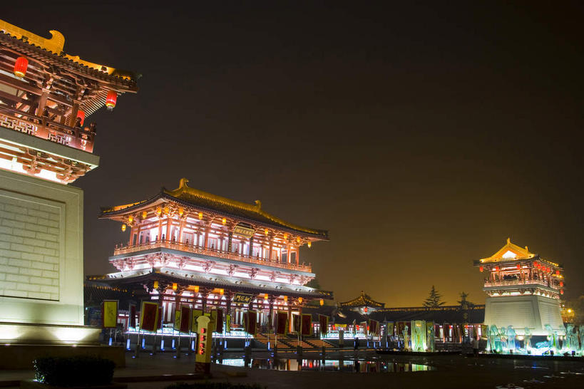 无人,家,横图,室外,夜晚,仰视,旅游,度假,名胜古迹,标志建筑,地标,建筑,照明,西安,中国,亚洲,吊挂,悬挂,阴影,遗迹,光线,灯笼,影子,纸灯笼,房屋,屋子,灯光,挂,古迹,文物,娱乐,建设,古建筑,楼房,住宅,天空,灯具,天,享受,休闲,旅游胜地,放松,照亮,照明设备,古文明,东亚,陕西,陕西省,西安市,中华人民共和国,省会,西北地区,陕,曲江新区,彩图,低角度拍摄,房子,芙蓉园,大唐芙蓉园