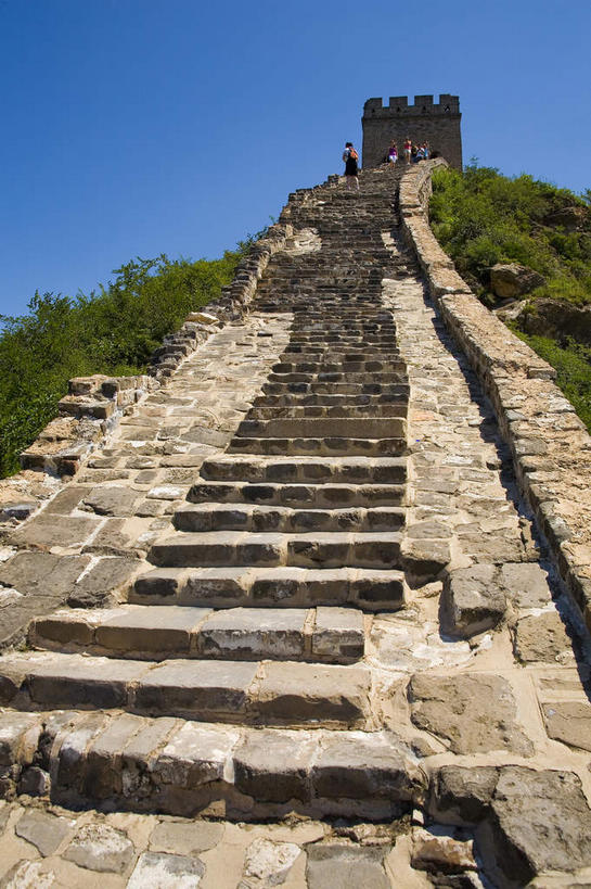 无人,竖图,室外,白天,仰视,旅游,度假,石头,名胜古迹,山,山脉,植物,楼梯,标志建筑,地标,建筑,北京,中国,亚洲,阴影,遗迹,光线,石子,影子,阶梯,墙,山峰,山峦,首都,古迹,文物,娱乐,建设,城墙,古建筑,墙壁,墙面,台阶,树,树木,蓝色,绿色,蓝天,天空,阳光,自然,群山,天,享受,休闲,旅游胜地,放松,生长,晴朗,成长,坚硬,防御,古文明,东亚,万里无云,中华人民共和国,北京市,京,北平,华北地区,密云县,坚固,古北口镇,司马台,司马台长城,司马台村,石块,岩石,晴空,晴空万里,彩图,低角度拍摄,密云