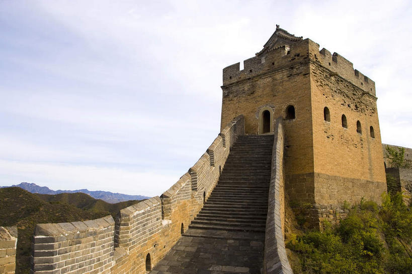 无人,横图,室外,白天,仰视,旅游,度假,名胜古迹,森林,山,山脉,树林,植物,标志建筑,地标,建筑,北京,长城,中国,亚洲,阴影,遗迹,光线,影子,墙,山峰,山峦,首都,古迹,文物,娱乐,建设,城墙,古建筑,墙壁,墙面,树,树木,绿色,天空,阳光,自然,群山,天,享受,休闲,旅游胜地,放松,生长,成长,坚硬,万里长城,防御,烽火台,古文明,东亚,中华人民共和国,北京市,京,北平,华北地区,河北,河北省,冀,密云县,承德,承德市,坚固,金山岭长城,金山岭,滦平县,彩图,低角度拍摄,墩台,烽堠,烽燧,烟墩,密云
