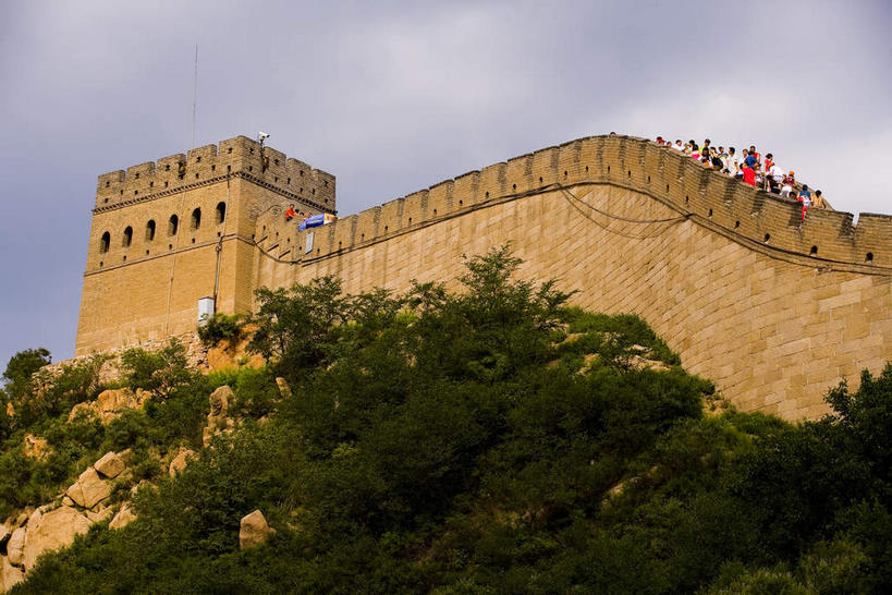东方人,走,横图,室外,白天,仰视,旅游,度假,名胜古迹,山,山脉,植物,标志建筑,地标,建筑,北京,长城,中国,亚洲,行人,游客,游人,阴影 ...