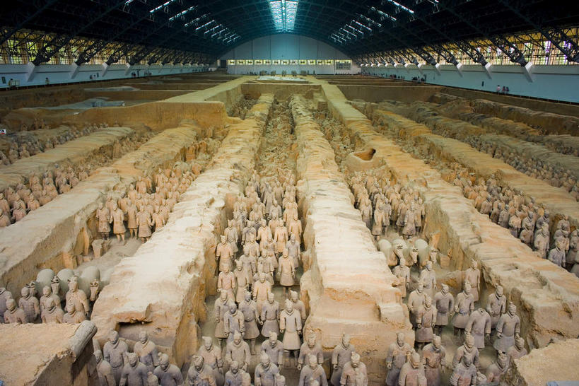 东方人,无人,站,横图,俯视,室内,白天,旅游,度假,安全,成功,合作,团队,集体,信心,名胜古迹,标志建筑,地标,建筑,雕塑,兵马俑,西安,中国,亚洲,一排,许多,士兵,遗迹,艺术,整齐,装饰,并列,并排,雕刻,雕像,盔甲,建筑群,防护,很多,许多人,古典,黄种人,古迹,文化,文物,娱乐,建设,队伍,古建筑,排列,工艺品,站着,一群人,享受,休闲,墓地,旅游胜地,放松,古董,纪念,保护,战马,军人,美术,领导,坟墓,陵墓,古物,成就,队列,主题,保险,防御,平行,合伙,领袖,陈列,坟场,古玩,古文明,东亚,陕西,陕西省,军队,西安市,战车,中华人民共和国,省会,铠甲,功能,美学,防具,防卫,西北地区,陕,秦始皇陵兵马俑,八大奇迹,军事博物馆,平安,男人,男性,年轻男性,亚洲人,站立,半身,彩图,高角度拍摄,武装组织,甲胄,陶俑