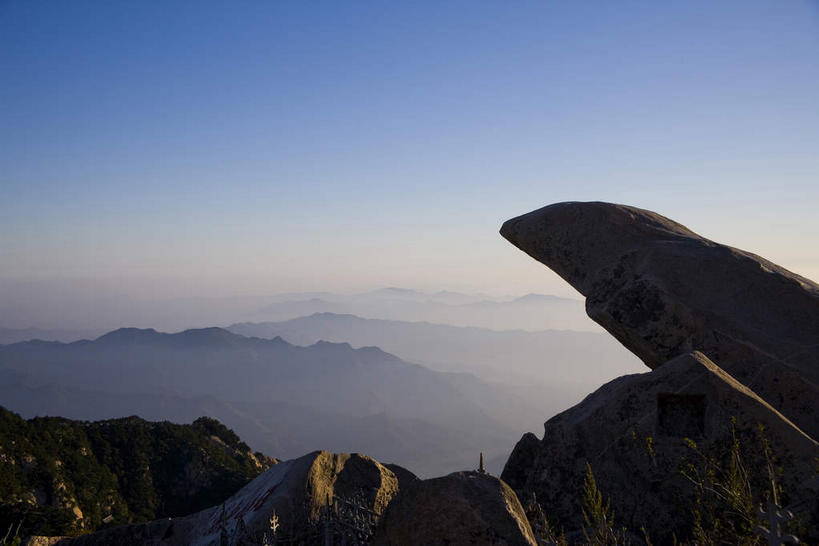 无人,横图,室外,白天,正面,旅游,度假,石头,美景,山,山脉,峡谷,雾,泰山,中国,亚洲,阴影,朦胧,模糊,光线,石子,影子,景观,山峰,云,云朵,山谷,山峦,云彩,娱乐,山东,蓝色,白云,蓝天,天空,阳光,自然,群山,天,享受,休闲,景色,放松,晴朗,迷雾,岩层,自然风光,东亚,山东省,泰安,中华人民共和国,华东地区,鲁,泰安市,岱山,岱宗,东岳,中国五岳之首,石块,岩石,大雾,晴空,彩图