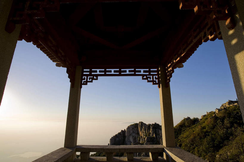 无人,栏杆,横图,室外,白天,仰视,旅游,度假,美景,植物,泰山,中国,亚洲,阴影,光线,瓦片,影子,柱子,亭子,屋檐,景观,云,云朵,围栏,云彩,娱乐,山东,护栏,檐,树,树木,蓝色,绿色,白云,蓝天,天空,阳光,自然,凉亭,天,享受,休闲,景色,放松,生长,晴朗,成长,自然风光,东亚,山东省,泰安,中华人民共和国,华东地区,鲁,泰安市,岱山,岱宗,东岳,中国五岳之首,晴空,彩图,低角度拍摄