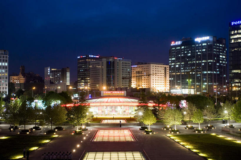 无人,高楼大厦,横图,彩色,室外,夜晚,正面,度假,美景,植物,窗户,落地窗,城市风光,城市,大厦,道路,建筑,路,摩天大楼,霓虹灯,夜景,公路,北京,中国,亚洲,一排,许多,阴影,整齐,并列,并排,光线,影子,景观,建筑群,灯光,七彩,交通,首都,很多,娱乐,光源,建设,霓虹,玻璃窗,灯,树,树木,排列,蓝色,绿色,蓝天,天空,自然,天,享受,休闲,景色,放松,生长,成长,照明设备,队列,平行,玻璃幕墙,东亚,海淀区,中关村,中华人民共和国,北京市,京,北平,华北地区,氖灯,马路,彩图,大楼,高层建筑,高楼,摩天楼,国家自主创新示范区,中关村科技园