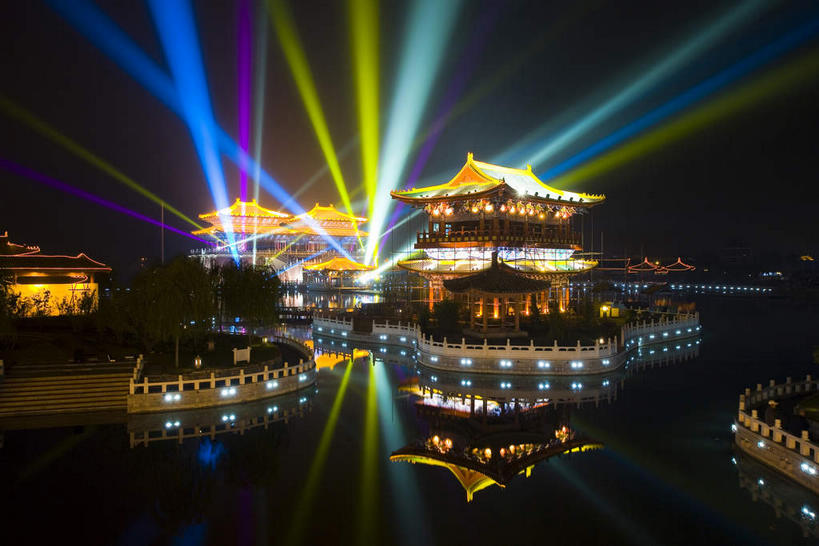 无人,公园,栏杆,横图,彩色,室外,夜晚,正面,旅游,度假,激光,湖,湖泊,水,植物,楼梯,标志建筑,地标,建筑,霓虹灯,夜景,中国,亚洲,阴影,辐射,光线,扶手,瓦片,影子,柱子,阶梯,墙,屋檐,湖面,水流,水面,灯光,七彩,娱乐,光源,建设,护栏,霓虹,檐,墙壁,墙面,台阶,灯,树,树木,绿色,倒影,自然,湖水,享受,休闲,旅游胜地,放松,生长,成长,倒映,照明设备,开封,东亚,镭射,中华人民共和国,氖灯,河南,河南省,豫,华中地区,开封市,反照,彩图,莱塞,龙亭区,飞檐,清明上河园