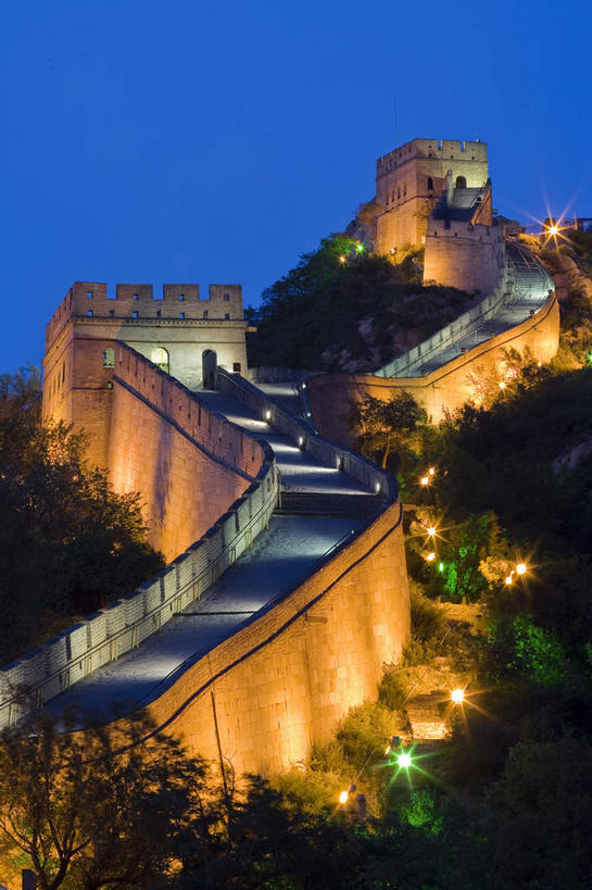 无人,栏杆,竖图,室外,夜晚,正面,旅游,度假,名胜古迹,植物,标志建筑,地标,建筑,北京,长城,中国,亚洲,阴影,曲折,弯曲,遗迹,光线,影子,墙,围栏,灯光,首都,古迹,文物,娱乐,建设,城墙,古建筑,护栏,墙壁,墙面,树,树木,绿色,自然,享受,休闲,旅游胜地,放松,蜿蜒,生长,成长,坚硬,万里长城,防御,古文明,东亚,八达岭,八达岭长城,中华人民共和国,北京市,京,北平,华北地区,延庆县,坚固,军都山,彩图