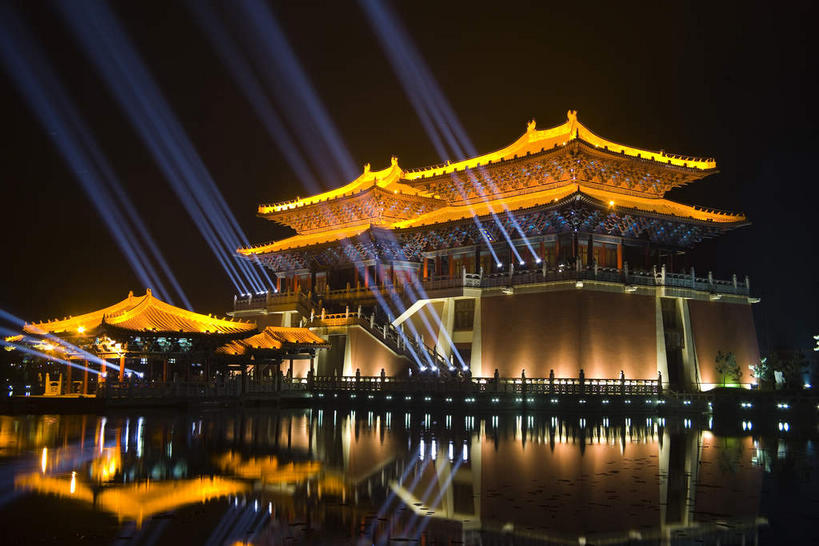 无人,公园,栏杆,横图,彩色,室外,夜晚,正面,旅游,度假,激光,河流,水,楼梯,标志建筑,地标,建筑,霓虹灯,夜景,中国,亚洲,许多,阴影,辐射,光线,扶手,瓦片,影子,柱子,阶梯,墙,屋檐,河水,水流,灯光,七彩,很多,娱乐,光源,建设,护栏,霓虹,檐,墙壁,墙面,台阶,灯,倒影,享受,休闲,旅游胜地,放松,倒映,照明设备,开封,东亚,镭射,中华人民共和国,氖灯,河南,河南省,豫,华中地区,开封市,反照,彩图,莱塞,龙亭区,飞檐,清明上河园