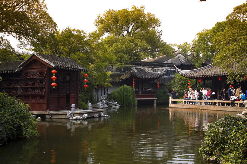 东方人,无人,家,栏杆,站,横图,室外,白天,正面,旅游,度假,湖,湖泊,名胜古迹,水,植物,标志建筑,地标,建筑,照明,中国,亚洲,一排,许多,行人,游客,游人,吊挂,悬挂,阴影,波纹,服装,遗迹,整齐,并列,并排,光线,灯笼,瓦片,影子,纸灯笼,房屋,屋顶,屋檐,屋子,湖面,水流,水面,围栏,很多,许多人,挂,顶棚,黄种人,古迹,文物,娱乐,建设,古建筑,江苏,苏州,同里,护栏,楼房,檐,路人,旅客,住宅,树,树木,排列,衣服,红色,绿色,倒影,水纹,天空,阳光,自然,灯具,波浪,湖水,天,站着,一群人,享受,休闲,旅游胜地,放松,服饰,生长,成长,照亮,倒映,衣着,照明设备,穿着,队列,平行,古文明,东亚,江苏省,苏州市,同里镇,中华人民共和国,华东地区,苏,吴江,衣饰,反照,过客,男人,男性,年轻男性,年轻女性,女人,女性,亚洲人,站立,彩图,房子,吴江区,同里古镇