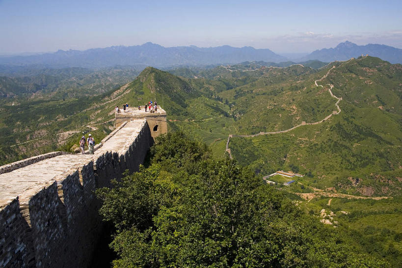 无人,横图,俯视,室外,白天,旅游,度假,草地,草坪,名胜古迹,山,山脉,植物,标志建筑,地标,建筑,北京,中国,亚洲,阴影,曲折,弯曲,遗迹,光线,影子,墙,山峰,山峦,首都,古迹,文物,娱乐,建设,城墙,古建筑,墙壁,墙面,草,树,树木,蓝色,绿色,蓝天,天空,阳光,自然,群山,天,享受,休闲,旅游胜地,放松,蜿蜒,生长,晴朗,成长,坚硬,防御,古文明,东亚,万里无云,中华人民共和国,北京市,京,北平,华北地区,密云县,坚固,古北口镇,司马台,司马台长城,司马台村,晴空,晴空万里,彩图,高角度拍摄,密云