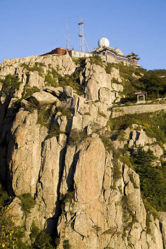 无人,竖图,室外,白天,正面,旅游,度假,石头,美景,山,山脉,植物,泰山,中国,亚洲,阴影,光线,石子,影子,景观,山峰,悬崖,山峦,娱乐,山东,树,树木,蓝色,绿色,蓝天,天空,阳光,自然,群山,天,享受,休闲,景色,放松,生长,晴朗,成长,自然风光,东亚,山东省,泰安,万里无云,中华人民共和国,华东地区,鲁,绝壁,泰安市,岱山,岱宗,东岳,中国五岳之首,石块,岩石,晴空,晴空万里,彩图