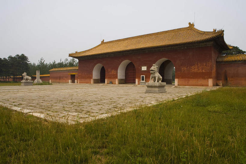 无人,宫殿,横图,室外,白天,正面,旅游,度假,草地,草坪,名胜古迹,植物,标志建筑,道路,地标,建筑,路,中国,亚洲,遗迹,瓦片,墙,屋檐,乌云,云,阴天,云朵,拱门,小路,交通,云彩,古迹,文物,娱乐,建设,古建筑,檐,墙壁,墙面,石板路,草,树,树木,黄色,红色,绿色,天空,自然,天,享受,休闲,墓地,旅游胜地,放松,生长,成长,坟墓,陵墓,宫廷,昏暗,阴沉,坟场,古文明,东亚,宁夏,西夏王陵,银川,首府,中华人民共和国,西北地区,银川市,宁夏回族自治区,宁,王宫,彩图,皇宫,贺兰山,西夏帝陵