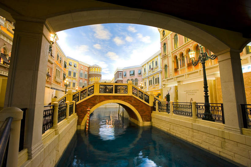 无人,栏杆,横图,室外,白天,正面,度假,河流,美景,水,城市风光,城市,中国,亚洲,阴影,光线,木板,影子,河水,景观,水流,云,云朵,围栏,桥,木桥,云彩,娱乐,护栏,栈桥,蓝色,白云,倒影,蓝天,天空,阳光,天,享受,休闲,景色,放松,晴朗,人行桥,木板桥,倒映,东亚,港澳台,中华人民共和国,澳门特别行政区,澳,反照,威尼斯人酒店,晴空,彩图,澳门威尼斯人酒店,澳门威尼斯人度假村酒店澳门