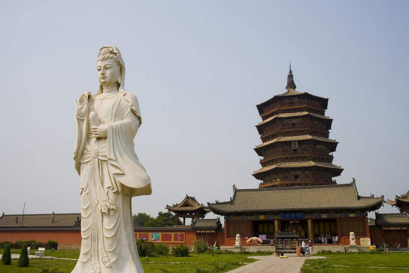 东方人,一个人,无人,寺庙,站,横图,室外,白天,仰视,旅游,度假,智慧,草地,草坪,名胜古迹,植物,标志建筑,道路,地标,建筑,路,雕塑,中国,亚洲,仅一个女性,仅一个人,阴影,服装,节日,神话,遗迹,艺术,装饰,光线,雕刻,雕像,瓦片,影子,柱子,屋顶,屋檐,云,云朵,小路,塔,交通,燃烧,云彩,顶棚,黄种人,古迹,文化,文物,娱乐,建设,古建筑,檐,草,一个,衣服,蓝色,绿色,白云,蓝天,天空,阳光,香火,工艺品,庙宇,天,祈祷,站着,仅一个中年女性,享受,休闲,健康,旅游胜地,放松,许愿,宗教,观音,服饰,信仰,晴朗,单个,纪念,祈求,美术,衣着,穿着,主题,传说,陈列,古文明,东亚,菩萨,山西,山西省,观音菩萨,中华人民共和国,华北地区,功能,美学,晋,朔州,朔州市,衣饰,佛宫寺释迦塔,释迦塔,应县,慈悲,中国神话,观世音,观世音菩萨,观音大士,观自在菩萨,平安,女人,女性,中年女性,亚洲人,晴空,站立,半身,彩图,低角度拍摄,庙,寺