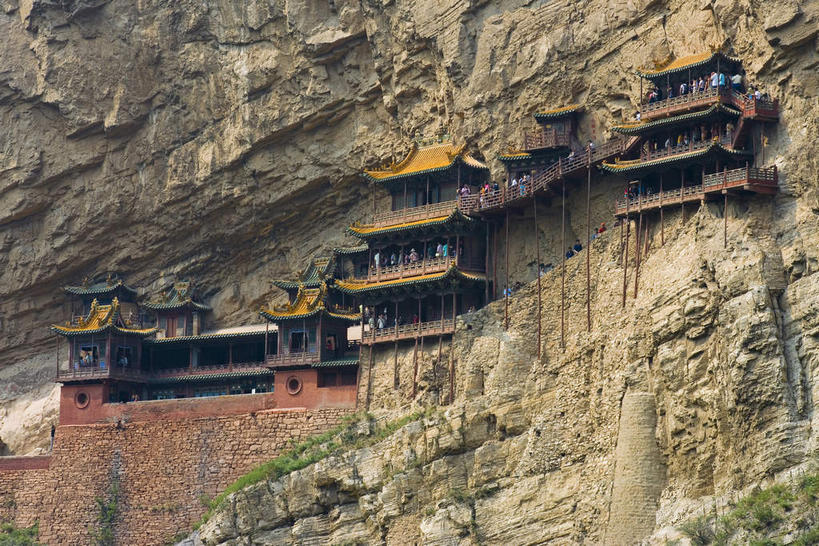 无人,寺庙,栏杆,横图,室外,白天,仰视,旅游,度假,石头,名胜古迹,山,山脉,标志建筑,地标,建筑,大同,恒山,中国,亚洲,阴影,节日,遗迹,光线,石子,影子,柱子,山峰,悬崖,围栏,山峦,燃烧,古迹,文化,文物,娱乐,建设,古建筑,护栏,阳光,香火,庙宇,群山,祈祷,享受,休闲,健康,旅游胜地,放松,许愿,宗教,信仰,纪念,祈求,古文明,东亚,山西,山西省,中华人民共和国,华北地区,绝壁,晋,大同市,五岳,平安,石块,岩石,彩图,低角度拍摄,庙,寺,北岳,北岳恒山,浑源县,玄空寺,悬空寺