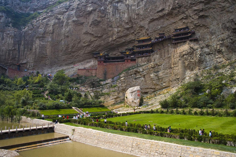 无人,寺庙,栏杆,横图,室外,白天,正面,旅游,度假,草地,草坪,石头,名胜古迹,山,山脉,植物,标志建筑,地标,建筑,大同,恒山,中国,亚洲,阴影,节日,遗迹,光线,石子,影子,柱子,山峰,悬崖,围栏,山峦,燃烧,古迹,文化,文物,娱乐,建设,古建筑,护栏,草,树,树木,绿色,阳光,自然,香火,庙宇,群山,祈祷,享受,休闲,健康,旅游胜地,放松,许愿,宗教,信仰,生长,成长,纪念,祈求,古文明,东亚,山西,山西省,中华人民共和国,华北地区,绝壁,晋,大同市,五岳,平安,石块,岩石,彩图,庙,寺,北岳,北岳恒山,浑源县,玄空寺,悬空寺