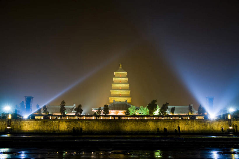 无人,家,横图,室外,夜晚,正面,旅游,度假,湖,湖泊,名胜古迹,水,植物,标志建筑,地标,建筑,大雁塔,西安,中国,亚洲,阴影,遗迹,光线,瓦片,影子,房屋,屋檐,屋子,湖面,水流,水面,塔,灯光,古迹,文物,娱乐,建设,古建筑,楼房,檐,住宅,树,树木,绿色,倒影,自然,湖水,享受,休闲,旅游胜地,放松,生长,成长,倒映,古文明,东亚,陕西,陕西省,西安市,中华人民共和国,省会,西北地区,陕,反照,曲江新区,彩图,房子,大慈恩寺塔