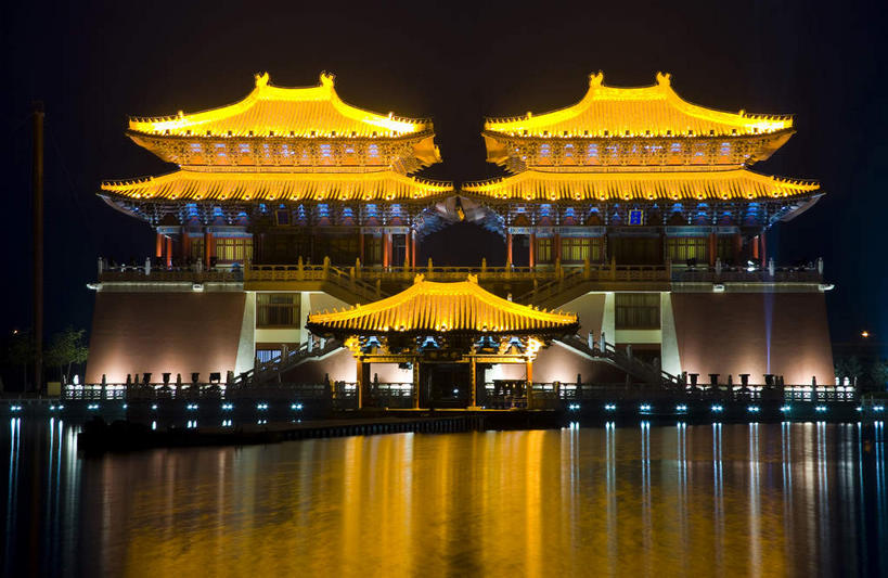 无人,宫殿,横图,彩色,室外,夜晚,正面,旅游,度假,湖,湖泊,名胜古迹,水,标志建筑,地标,建筑,霓虹灯,中国,亚洲,阴影,遗迹,光线,瓦片,影子,屋檐,湖面,水流,水面,灯光,七彩,古迹,文物,娱乐,光源,建设,古建筑,霓虹,檐,灯,倒影,湖水,享受,休闲,旅游胜地,放松,倒映,宫廷,照明设备,开封,古文明,东亚,中华人民共和国,氖灯,河南,河南省,豫,华中地区,开封市,王宫,反照,彩图,皇宫