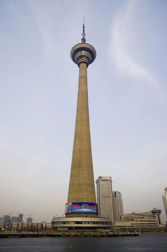 无人,高楼大厦,竖图,室外,白天,仰视,旅游,度假,河流,水,标志建筑,大厦,地标,建筑,摩天大楼,天津,中国,亚洲,阴影,光线,影子,河水,水流,云,云朵,塔,云彩,娱乐,建设,蓝色,白云,蓝天,天空,阳光,天,享受,休闲,旅游胜地,放松,晴朗,东亚,中华人民共和国,华北地区,天津市,河北区,晴空,彩图,低角度拍摄,大楼,高层建筑,高楼,摩天楼,津,天塔旋云,天津广播电视塔,天津电视塔