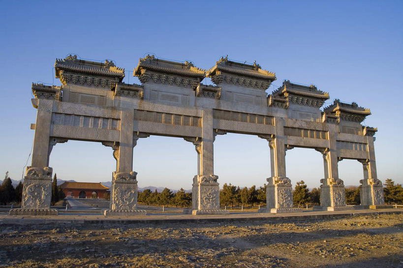 无人,宫殿,横图,室外,白天,仰视,旅游,度假,植物,标志建筑,道路,地标,建筑,路,中国,亚洲,一排,许多,阴影,整齐,光线,瓦片,影子,柱子,屋檐,牌坊,牌楼,小路,交通,很多,文化,娱乐,建设,檐,树,树木,排列,蓝色,绿色,蓝天,天空,阳光,自然,天,享受,休闲,墓地,旅游胜地,放松,生长,晴朗,成长,纪念,祭祀,坟墓,陵墓,宫廷,队列,表彰,荣誉,坟场,东亚,万里无云,中华人民共和国,华北地区,荣耀,河北,河北省,冀,唐山,唐山市,王宫,晴空,晴空万里,彩图,低角度拍摄,皇宫,传统文化,东陵,清东陵,遵化,遵化市