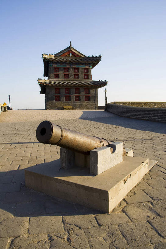 无人,竖图,室外,白天,正面,旅游,度假,竞争,名胜古迹,标志建筑,地标,建筑,中国,亚洲,对抗,阴影,遗迹,冲突,光线,瓦片,影子,墙,屋顶,屋檐,顶棚,古迹,破坏,文物,娱乐,建设,城墙,古建筑,檐,墙壁,墙面,一个,蓝色,蓝天,天空,阳光,天,享受,休闲,炮,武器,旅游胜地,放松,战争,城楼,晴朗,单个,坚硬,损坏,攻击,威胁,对立,矛盾,火炮,兵器,防御,古文明,东亚,万里无云,中华人民共和国,华北地区,敌对,挫败,斗争,抗拒,抗衡,杀伤,威慑,河北,河北省,冀,秦皇岛,秦皇岛市,门楼,坚固,危险,晴空,晴空万里,彩图,山海关,山海关区,天下第一关,榆关