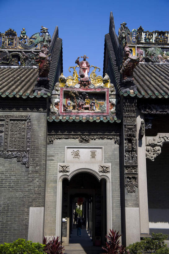 无人,竖图,室外,白天,仰视,旅游,度假,绘画,名胜古迹,门,标志建筑,地标,建筑,雕塑,广州,中国,亚洲,阴影,遗迹,艺术,装饰,光线,雕刻,雕像,浮雕,瓦片,影子,屋顶,屋檐,顶棚,古迹,文化,文物,娱乐,建设,古建筑,檐,蓝色,蓝天,天空,阳光,工艺品,门框,天,享受,休闲,旅游胜地,放松,祠堂,晴朗,纪念,美术,主题,陈列,祠庙,古文明,东亚,广东,广东省,万里无云,中华人民共和国,华南地区,省会,功能,美学,广州市,粤,陈家祠,陈家祠堂,陈氏书院,中山七路,晴空,晴空万里,画画,彩图,低角度拍摄