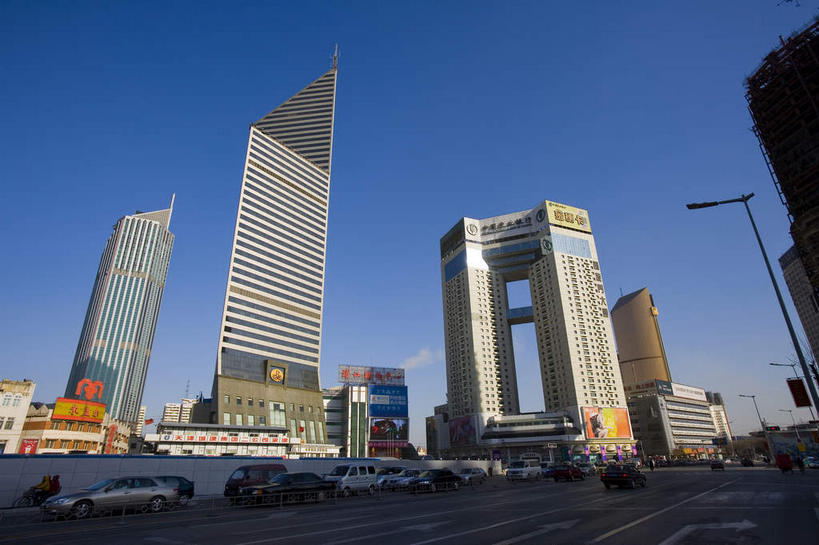无人,高楼大厦,横图,室外,白天,仰视,度假,美景,窗户,落地窗,城市风光,标志建筑,城市,大厦,道路,地标,建筑,路,路灯,摩天大楼,公路,汽车,照明,天津,中国,亚洲,一排,许多,阴影,整齐,并列,并排,光线,标志,文字,影子,字符,景观,灯光,分界线,停车线,交通,很多,娱乐,标识,建设,玻璃窗,车,灯,排列,蓝色,蓝天,天空,阳光,交通工具,轿车,天,享受,休闲,汉字,景色,放松,晴朗,车行道,车行道分界线,照亮,照明设备,队列,中文,载具,标线,平行,玻璃幕墙,东亚,车行线,万里无云,中华人民共和国,华北地区,国文,华文,天津市,和平区,晴空,晴空万里,马路,彩图,低角度拍摄,大楼,高层建筑,高楼,摩天楼,津,凯旋门大厦
