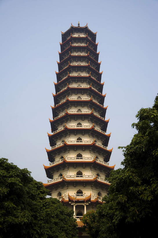 无人,寺庙,栏杆,竖图,室外,白天,仰视,旅游,度假,草地,草坪,名胜古迹,植物,标志建筑,地标,建筑,中国,亚洲,阴影,节日,遗迹,光线,瓦片,影子,屋顶,屋檐,围栏,塔,燃烧,顶棚,古迹,文化,文物,娱乐,建设,古建筑,护栏,檐,草,树,树木,蓝色,绿色,蓝天,天空,阳光,自然,香火,庙宇,天,祈祷,享受,休闲,健康,旅游胜地,放松,许愿,宗教,信仰,生长,晴朗,成长,纪念,祈求,福建,古文明,东亚,延寿寺,福建省,万里无云,中华人民共和国,华东地区,省会,闽,福州,福州市,平安,晴空,晴空万里,彩图,低角度拍摄,庙,寺,长庆寺,清禅寺,西禅寺