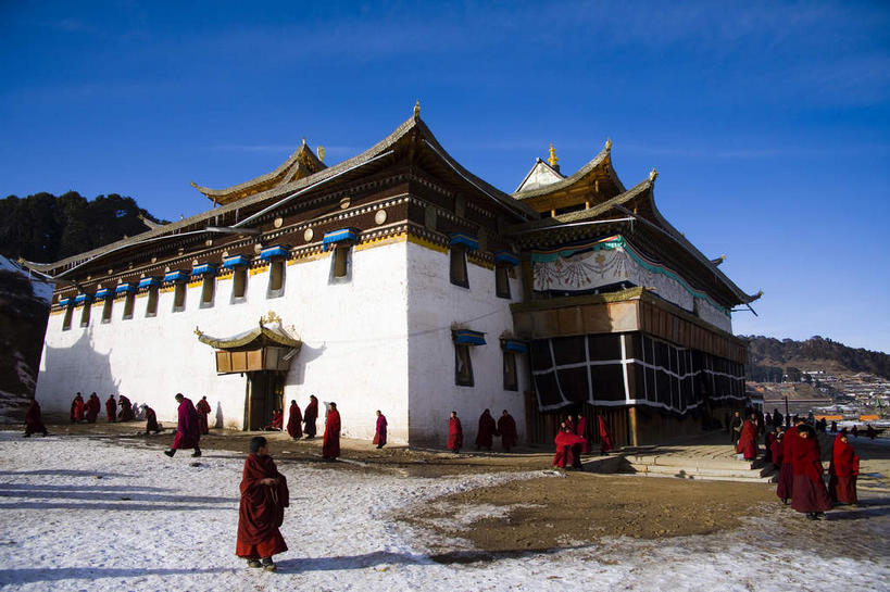 无人,寺庙,横图,室外,白天,仰视,旅游,度假,名胜古迹,雪,大雪,标志建筑,地标,建筑,中国,亚洲,阴影,节日,遗迹,光线,瓦片,影子,墙,屋顶,屋檐,积雪,雪景,云,云朵,冬季,冬天,燃烧,云彩,顶棚,古迹,文化,文物,娱乐,建设,古建筑,檐,墙壁,墙面,蓝色,白色,白云,蓝天,天空,阳光,香火,庙宇,天,祈祷,享受,休闲,健康,旅游胜地,放松,寒冷,许愿,宗教,信仰,晴朗,纪念,祈求,古文明,东亚,甘肃,甘肃省,碌曲县,郎木寺,郎木寺镇,中华人民共和国,严寒,西北地区,甘,郎木寺乡,平安,晴空,彩图,低角度拍摄,庙,寺