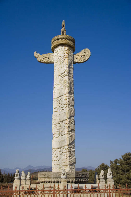 无人,栏杆,竖图,室外,白天,正面,旅游,度假,绘画,名胜古迹,植物,标志建筑,地标,建筑,雕塑,中国,亚洲,阴影,遗迹,艺术,装饰,光线,纹路,雕刻,雕像,浮雕,纹理,影子,柱子,围栏,古迹,文化,文物,娱乐,建设,古建筑,华表,护栏,石柱,树,树木,蓝色,绿色,蓝天,天空,阳光,自然,工艺品,天,享受,休闲,旅游胜地,放松,生长,晴朗,成长,纪念,华丽,修饰,美术,点缀,主题,陈列,古文明,东亚,万里无云,肌理,中华人民共和国,华北地区,功能,美学,衬托,美观,雅致,雅观,河北,河北省,冀,唐山,唐山市,晴空,晴空万里,画画,彩图,桓表,东陵,清东陵,遵化,遵化市