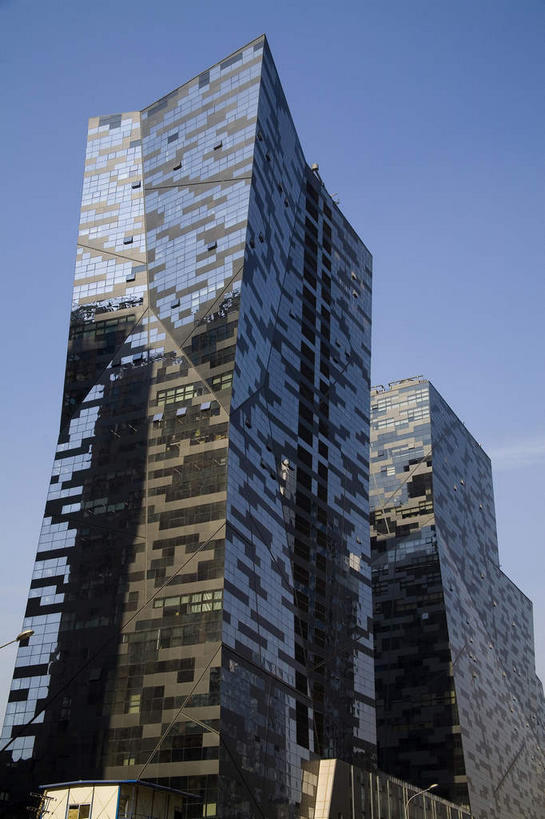 无人,高楼大厦,竖图,室外,白天,仰视,旅游,度假,窗户,落地窗,标志建筑,大厦,地标,建筑,摩天大楼,北京,中国,亚洲,一排,许多,阴影,整齐,并列,并排,光线,影子,首都,很多,娱乐,建设,玻璃窗,排列,蓝色,蓝天,天空,阳光,天,享受,休闲,旅游胜地,放松,晴朗,队列,平行,玻璃幕墙,东亚,万里无云,中华人民共和国,北京市,京,北平,华北地区,朝阳区,晴空,晴空万里,彩图,低角度拍摄,大楼,高层建筑,高楼,摩天楼,北京CBD,北京商务中心区,中国北京大北窑,朝外SOHO