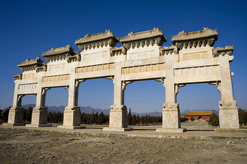 无人,宫殿,横图,室外,白天,正面,旅游,度假,植物,标志建筑,道路,地标,建筑,路,中国,亚洲,一排,许多,阴影,整齐,光线,瓦片,影子,柱子,屋檐,牌坊,牌楼,小路,交通,很多,文化,娱乐,建设,檐,树,树木,排列,蓝色,绿色,蓝天,天空,阳光,自然,天,享受,休闲,墓地,旅游胜地,放松,生长,晴朗,成长,纪念,祭祀,坟墓,陵墓,宫廷,队列,表彰,荣誉,坟场,东亚,万里无云,中华人民共和国,华北地区,荣耀,河北,河北省,冀,唐山,唐山市,王宫,晴空,晴空万里,彩图,皇宫,传统文化,东陵,清东陵,遵化,遵化市