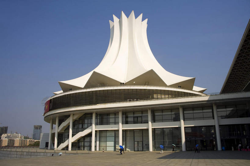 东方人,走,横图,室外,白天,仰视,旅游,度假,窗户,标志建筑,道路,地标,建筑,路,公路,中国,亚洲,一排,许多,行人,阴影,服装,整齐,光线,影子,柱子,墙,屋顶,交通,很多,许多人,顶棚,注视,休闲装,黄种人,娱乐,建设,路人,玻璃窗,墙壁,墙面,排列,衣服,蓝色,白色,蓝天,天空,阳光,天,观察,看,一群人,享受,休闲,休闲服,旅游胜地,放松,服饰,晴朗,观看,广西,察看,队列,关注,东亚,南宁,万里无云,广西壮族自治区,首府,中华人民共和国,桂,华南地区,南宁市,南宁国际会展中心,过客,男人,男性,年轻男性,年轻女性,女人,女性,亚洲人,晴空,晴空万里,马路,步行,散步,走路,半身,彩图,低角度拍摄