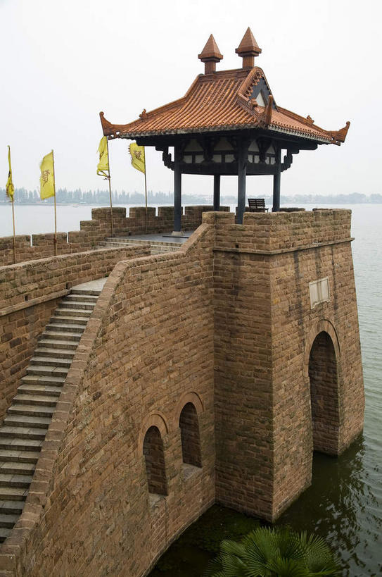 无人,栏杆,竖图,室外,白天,正面,度假,湖,湖泊,美景,树林,水,植物,窗户,楼梯,城市风光,城市,旗帜,武汉,中国,亚洲,阴影,光线,扶手,旗杆,瓦片,影子,柱子,阶梯,墙,屋檐,湖面,景观,水流,水面,拱门,娱乐,旗子,城墙,护栏,檐,墙壁,墙面,台阶,树,树木,黄色,绿色,天空,阳光,自然,湖水,天,享受,休闲,景色,放松,城楼,生长,成长,坚硬,防御,东亚,湖北,湖北省,武汉市,中华人民共和国,省会,门楼,旗号,华中地区,鄂,三面,坚固,彩图,武汉东湖,武汉东湖风景区,飞檐