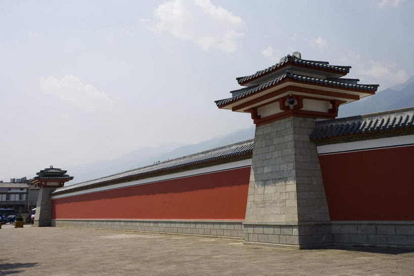 无人,家,横图,室外,白天,仰视,度假,美景,城市风光,城市,道路,路,公路,大理,中国,亚洲,阴影,光线,瓦片,影子,房屋,墙,屋檐,屋子,景观,云,云朵,交通,云彩,娱乐,楼房,云南,檐,墙壁,墙面,住宅,红色,蓝色,白色,灰色,白云,蓝天,天空,阳光,天,享受,休闲,景色,放松,晴朗,东亚,云南省,中华人民共和国,西南地区,滇,大理州,大理白族自治州,晴空,马路,彩图,低角度拍摄,房子