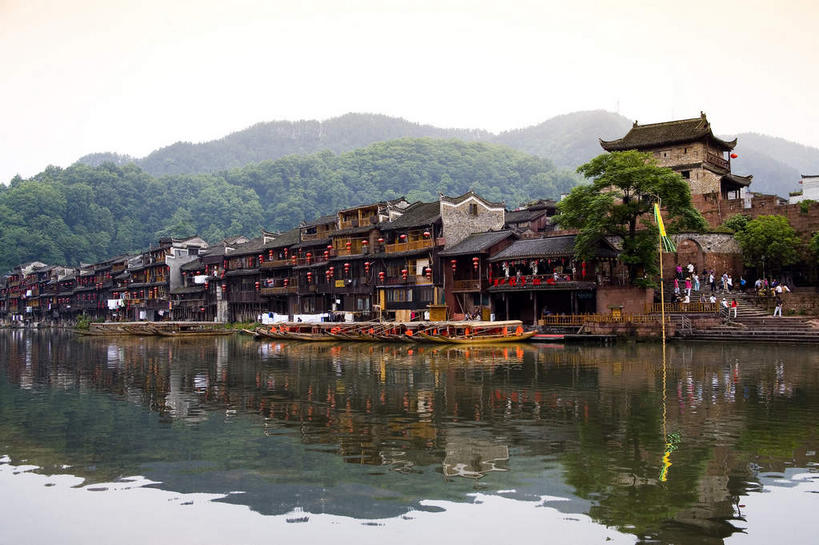 无人,家,横图,室外,白天,正面,旅游,度假,河流,名胜古迹,山,山脉,水,植物,标志建筑,地标,建筑,中国,亚洲,阴影,遗迹,光线,凤凰,影子,房屋,屋子,河水,山峰,水流,云,云朵,山峦,云彩,古迹,文物,娱乐,建设,古建筑,楼房,树,树木,蓝色,绿色,白云,倒影,蓝天,天空,阳光,自然,群山,天,享受,休闲,旅游胜地,放松,生长,晴朗,成长,倒映,古文明,东亚,湖南,湘西,湖南省,凤凰古城,中华人民共和国,华中地区,湘,湘西州,湘西土家族苗族自治州,反照,凤凰县,晴空,彩图,房子,凤凰古城千潭苗寨,山江镇