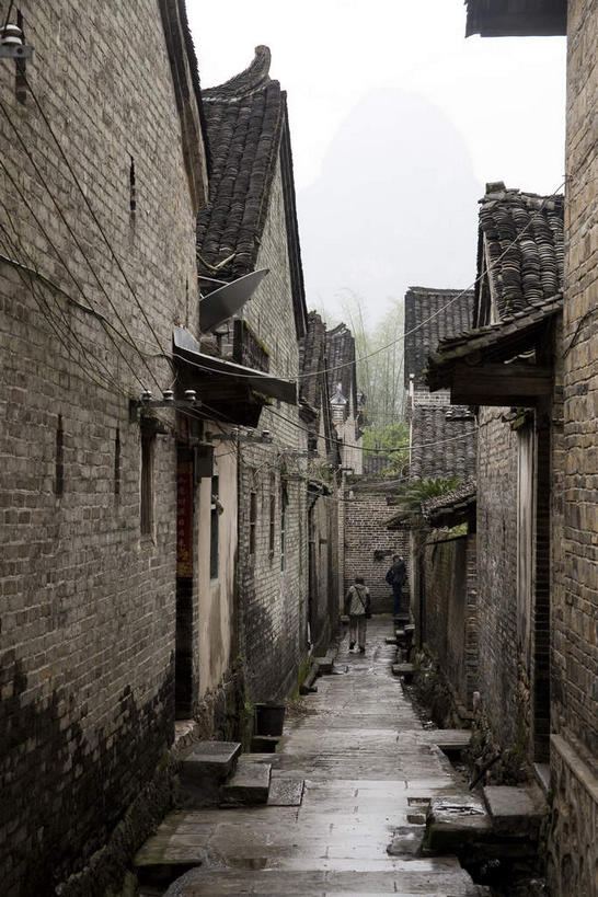 无人,家,竖图,室外,白天,正面,旅游,度假,建材,名胜古迹,标志建筑,道路,地标,建筑,路,公路,桂林,中国,亚洲,遗迹,材料,瓦片,砖,砖块,房屋,墙,屋顶,屋檐,屋子,乌云,云,阴天,云朵,交通,云彩,顶棚,古迹,文物,娱乐,建设,古建筑,楼房,檐,墙壁,墙面,住宅,天空,天,享受,休闲,砖头,旅游胜地,放松,建造,广西,昏暗,阴沉,古文明,东亚,阳朔,广西壮族自治区,中华人民共和国,桂林市,桂,华南地区,阳朔县,兴坪,兴坪镇,石料,马路,彩图,房子,砌墙砖